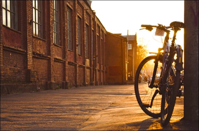 日落时分，一辆自行车停在城市人行道上。