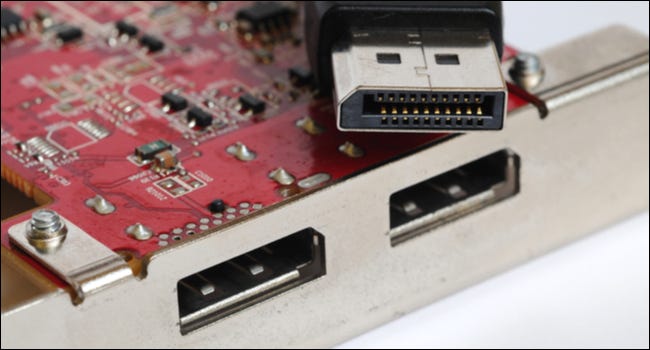 显卡顶部的 DisplayPort 连接器，DisplayPort 端口可见。