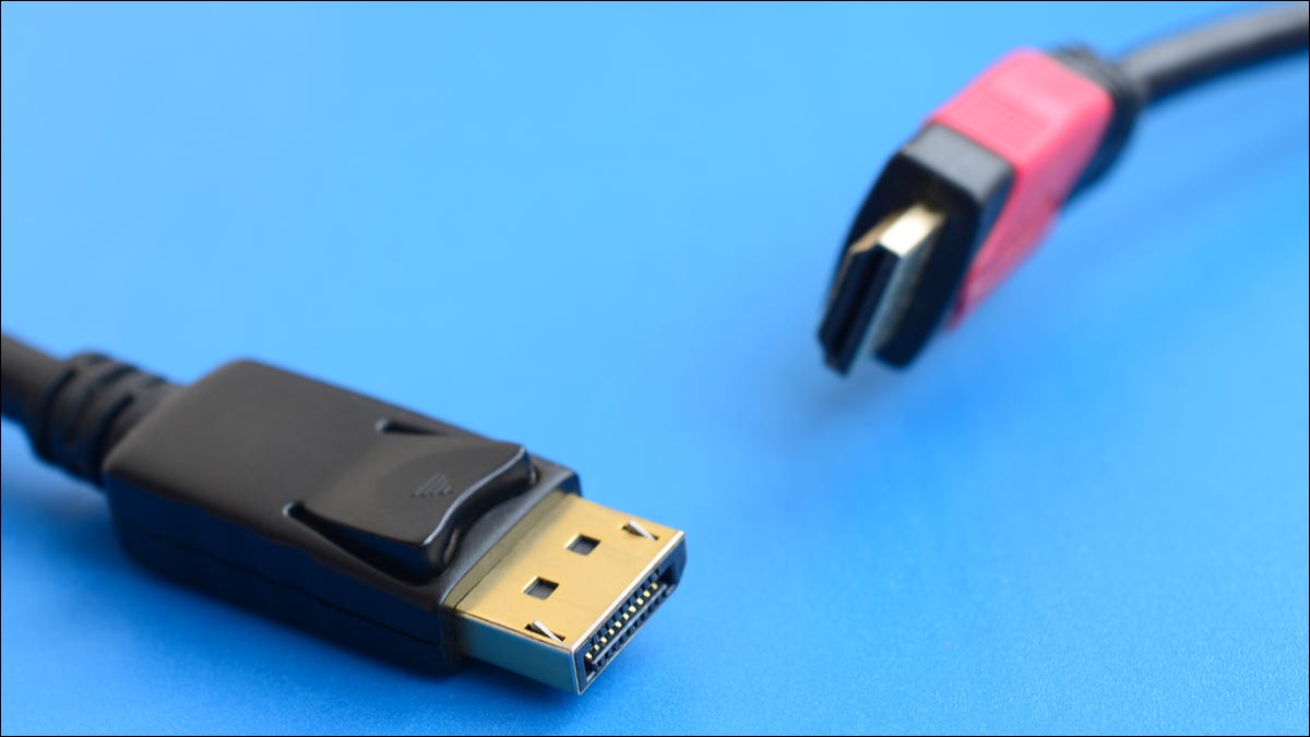 HDMI 电缆连接器旁边的 DisplayPort 电缆连接器的特写。